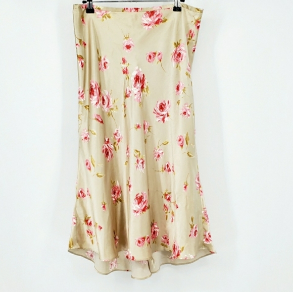 Banana Republic Dresses & Skirts - Banana Republic satin midi skirt